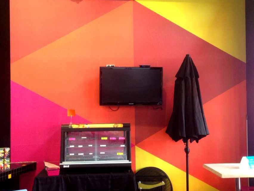 Bright geometric feature wall in a fitout